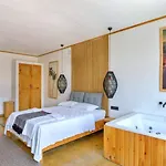 Bezirgan 2 Bedroom Secluded With Private Pool Hot Tub Vila *